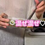 ノーブラ&粗目のニット姿で料理を行うYoutuber【OLゆのんクッキング】
