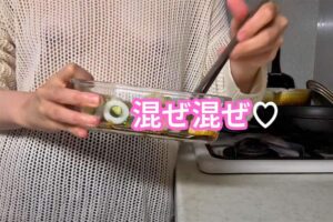ノーブラ&粗目のニット姿で料理を行うYoutuber【OLゆのんクッキング】