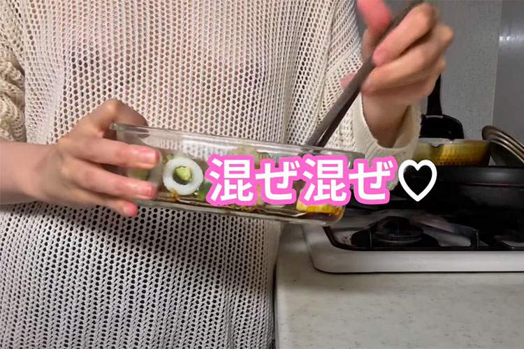 ノーブラ&粗目のニット姿で料理を行うYoutuber【OLゆのんクッキング】