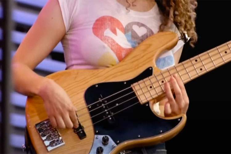 ノーブラＴシャツ姿で乳首を浮かせつつベースを演奏する女性ベーシスト【Tal Wilkenfeld】