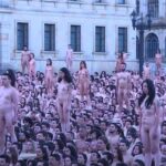 広場に集結した数百人の全裸の男女...よく見るとミスターサタンみたいな奴がいるなぁ！？