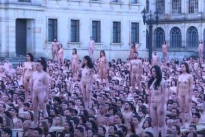 広場に集結した数百人の全裸の男女...よく見るとミスターサタンみたいな奴がいるなぁ！？