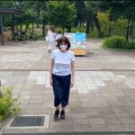 普通に親子連れが歩いてる真昼間の公園でノーブラ階段上り下りを行うYoutuber【ノーブラ人妻さやか】