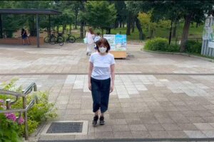 普通に親子連れが歩いてる真昼間の公園でノーブラ階段上り下りを行うYoutuber【ノーブラ人妻さやか】