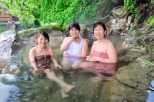 熟女温泉Youtuberさん、ファンの方々と混浴温泉で交流する【おもろい温泉】