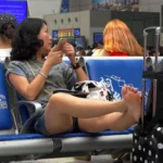 街中でだらしなく足を椅子の上に乗せてる若い中国人女性の足裏を接写した動画