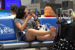 街中でだらしなく足を椅子の上に乗せてる若い中国人女性の足裏を接写した動画