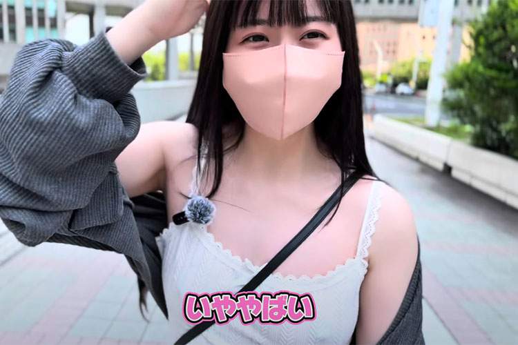 【真夏の昼の淫散歩】ノーブラで新宿都庁付近を歩き回るYoutuber【みかん?女子大生の日常】