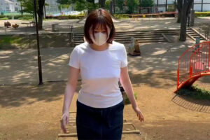 【あくまで検証】「ノーブラで階段を上るとプリンはどれだけ揺れるのか？」を調べるYoutuber【ノーブラ人妻さやか】