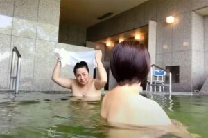【素人感が良い】なんかエモい感じのBGMが流れる日本在住外国人熟女の温泉動画