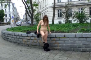 【芸術です】路上で全裸になって写真撮影する女性