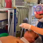 オッパイ丸出しの熟女が口腔内に何かを挿入されている動画