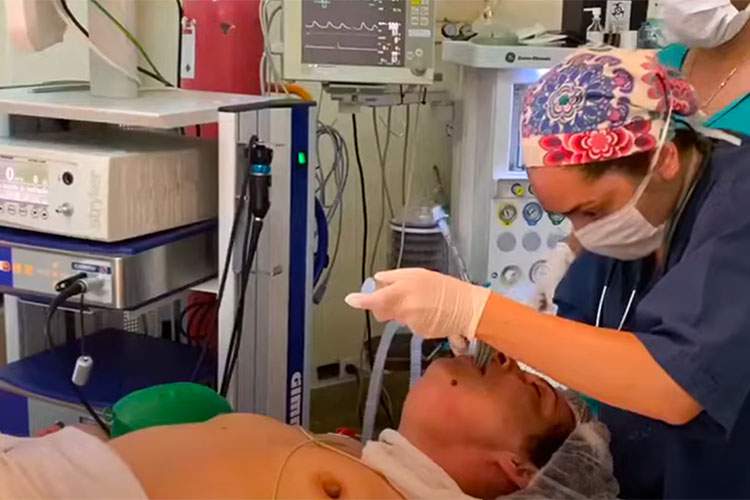 オッパイ丸出しの熟女が口腔内に何かを挿入されている動画