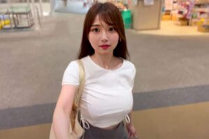 ノーブラ白Tシャツ姿で大型ショッピングモールを徘徊するエロ系Youtuber【りえOL退職ちゃんねる】