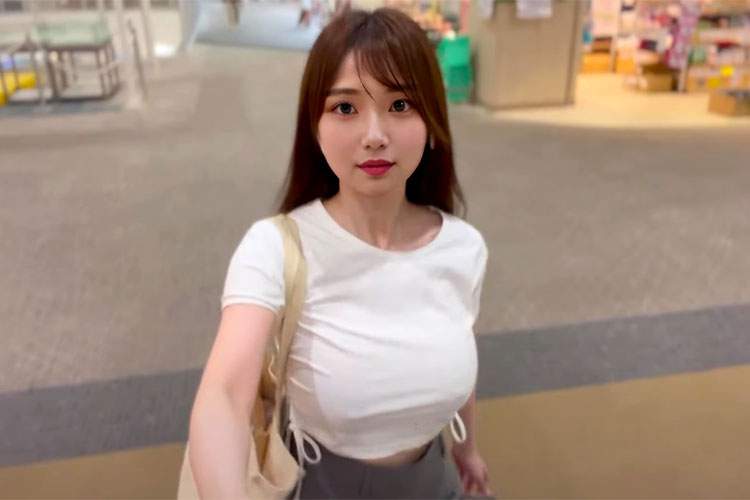 ノーブラ白Tシャツ姿で大型ショッピングモールを徘徊するエロ系Youtuber【りえOL退職ちゃんねる】