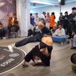 ブレイクダンスで服がずり落ちてブラジャーが丸見えになる女性ダンサー