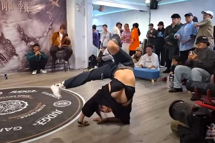 ブレイクダンスで服がずり落ちてブラジャーが丸見えになる女性ダンサー