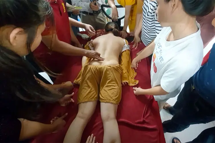 マッサージ講習会の動画、みんなの前でブラを外され半ケツになる女性