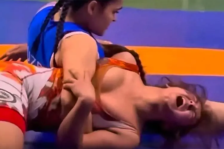 レスリングの試合中、技をかけられ悶絶する女性レスラーがエロティック
