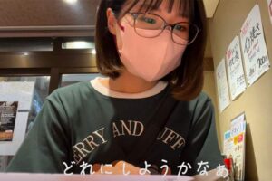 新宿思い出横丁でノーブラひとり飲みするYoutuber【うみ散歩】