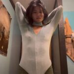 若干こじるりっぽいビジュアルのお姉さん、乳首浮かせつつ洋服紹介