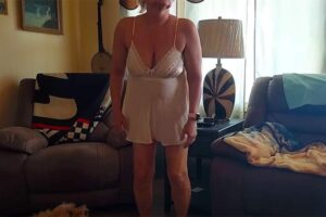 驚異の104万回再生！セクシーランジェリー姿のBBAがワンコと戯れる動画