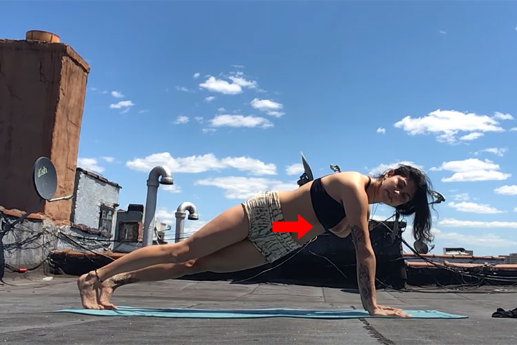 【43分長編】ちょくちょく乳首ポロリしつつヨガを実演する巨乳女性【Alexis Mucci】