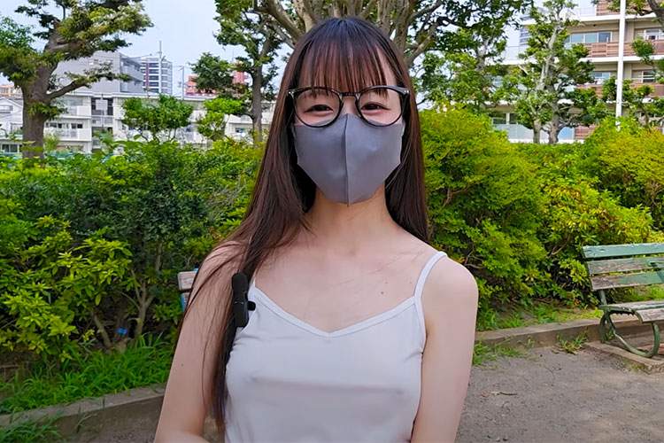 ネトゲ廃人らしいJDがノーブラで階段を上り下りする動画【よるっち】