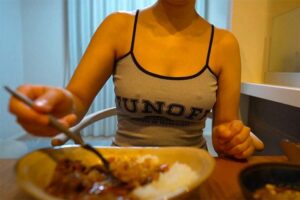 ノーブラアラフォー女性が夕飯を食べるだけの動画【Hカップの奇跡の売れ残り女ぺろちゃん】1