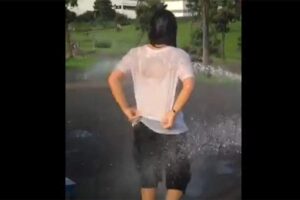 水遊びする日本のＪＫを撮影した、たった１７秒の動画。だがそれが良い