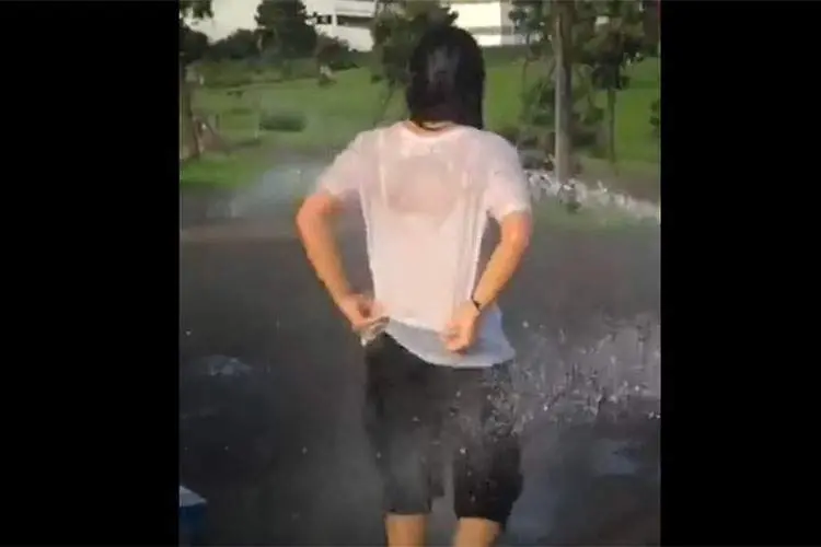 水遊びする日本のＪＫを撮影した、たった１７秒の動画。だがそれが良い