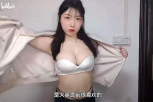 物凄い堂々とブラジャーを見せながら着替えてくれる中国の若い女の子