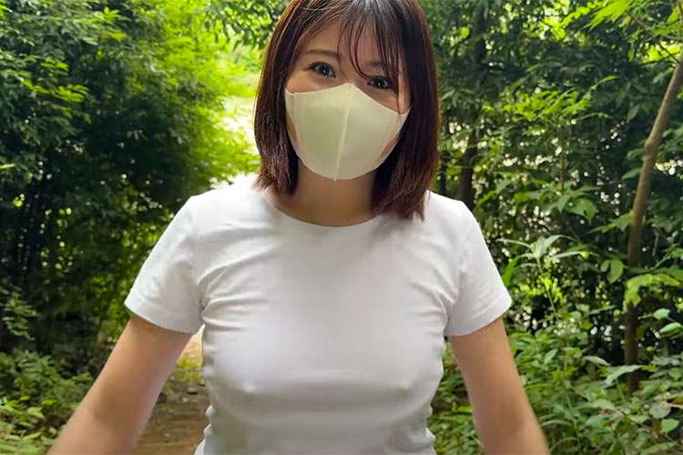 真夏日にノーブラで階段を上り汗だく乳首スケスケになる人妻Youtuber【ノーブラ人妻さやか】