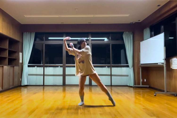 【芸術】「それは見せても良いパンツなの？」Tシャツ＆パンツ姿で　コンテンポラリーダンスを踊る様子をYoutubeに動画投稿している若い女性。