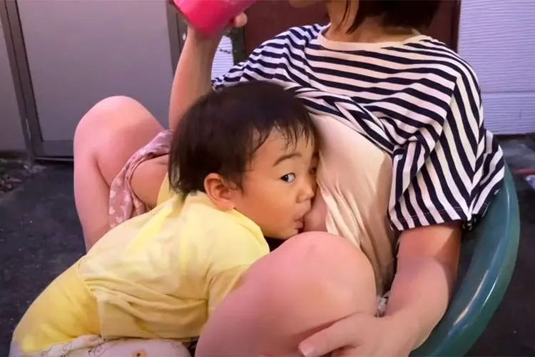 「またアップされるね、Youtubeに(倒置法)」授乳風景を撮影されても動じないお母さん【@teppei cha】