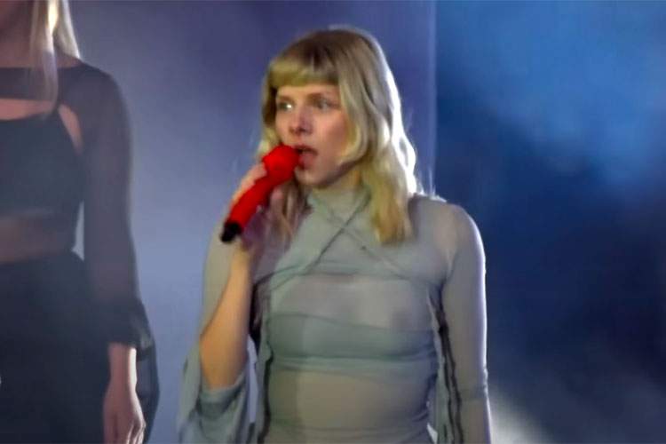 【AURORA】Youtubeチャンネル登録者数631万人の人気女性ミュージシャンがチクビ丸見えの恰好でフェスに登場ｗｗｗｗｗｗ