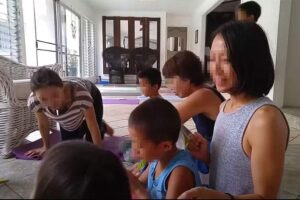 【ハプニング動画】親子ヨガセミナー参加者インタビューでの１コマ、奥側のお母さんに注目！