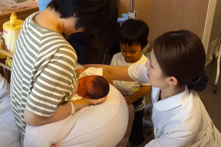 【動画】奥様の初授乳の様子を記念撮影してYoutubeに投稿した旦那様