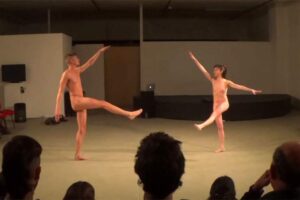 【芸術】全裸の男女が淡々と踊る４６分間1
