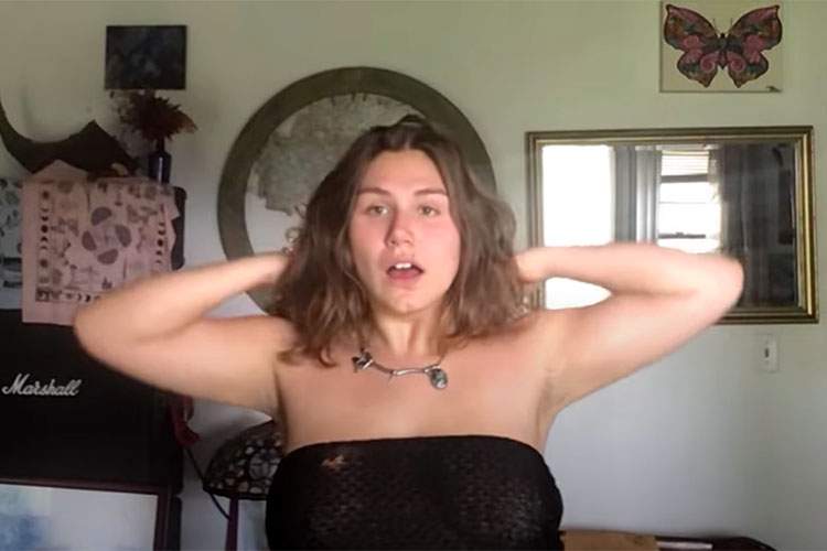 ノーブラで良く分からない踊りを踊るぽっちゃり巨乳女子