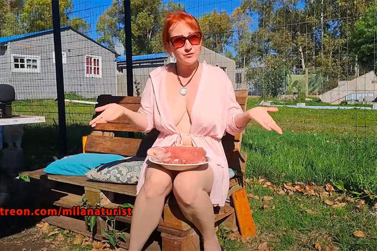ノーブラノーパンバスローブ姿で料理をする熟女Youtuber【Mila naturist. Kitchen.】