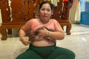 例のベトナム人熟女セラピストさん、セルフかっさ施術中に乳首ポロリ1