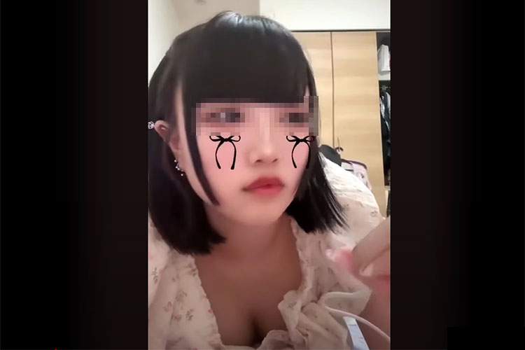 前髪パッツンな地雷系美少女が配信中に胸チラしまくる