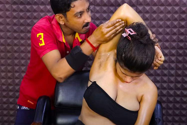 多分インド人のマッサージ師が、デロデロ巨乳の若い子にタイ古式マッサージを行う動画