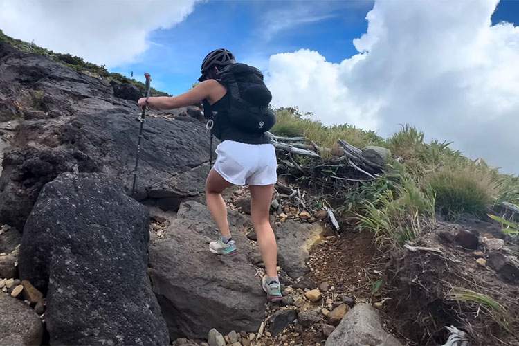 御嶽山を登る熟女の透けパンが堪能出来る登山動画【げんげんチャンネル】