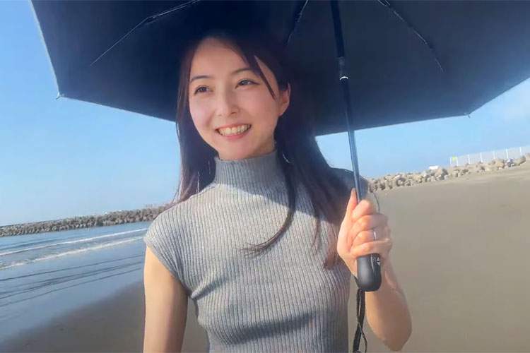 茅ヶ崎の海岸をノーブラ散歩する佐々木希似の３０代人妻Youtuber【沙織の日常vlog】