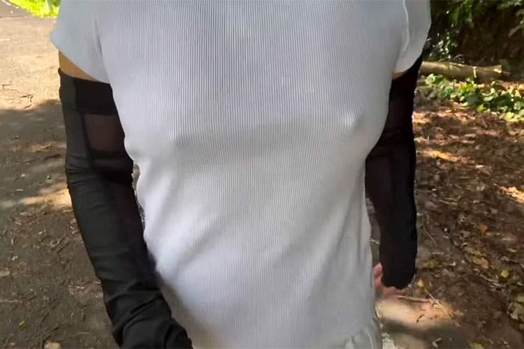 顔は出さないけど...人生初のノーブラ散歩で浮いた乳首は見せてくれるYoutuber【静香のあしあと】