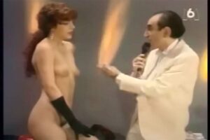 1990年のフランスのTV番組、陰毛丸出しで全裸になって踊る女性達2