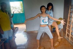 【何故か100万回再生】家族全員で足に付けた風船を割り合うだけの微笑ましいファミリー動画A