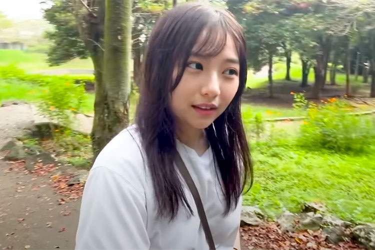 【悲報】夏の公園をノーブラ白Tシャツ姿で散歩していた女性Youtuberさん、蚊にさされまくってしまう・・・・。